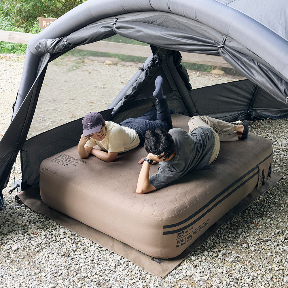 キャンプでWAQ AIR BEDを使用している様子